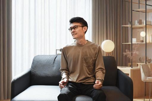 ソファで会話する男性 会話,リビング,くつろぐの写真素材