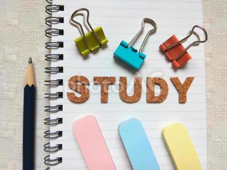 勉強/STUDYの文字と文房具/サムネ 勉強,英語,英会話の写真素材