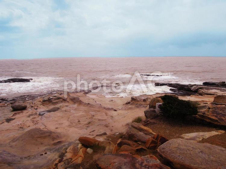 台風が去った後に濁った白浜の海 台風,濁った海,晴れの写真素材