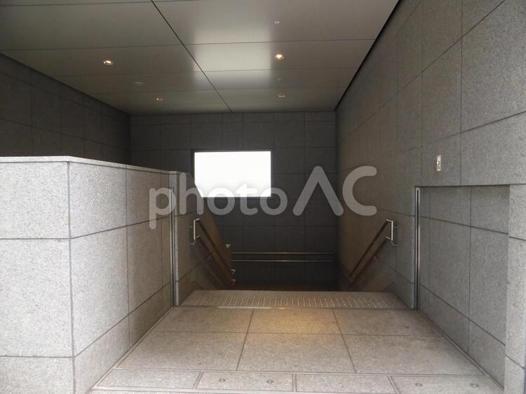 地下道へと続く未完成の入り口 東京都,大手町,地下鉄の写真素材