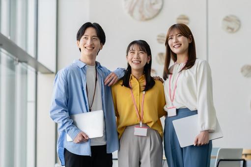 オフィスで働く若いビジネスパーソン ビジネスパーソン,ビジネス,ビジネスウーマンの写真素材