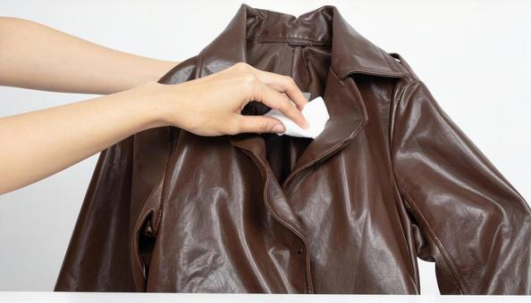 衣替え　革のジャケットを拭いて汚れをとるの写真