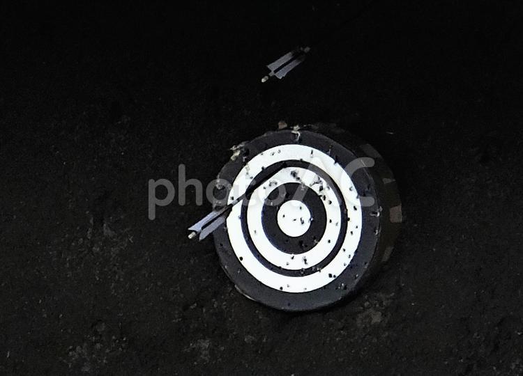 弓道場の的に刺さった矢 弓道場,的,雑草の写真素材