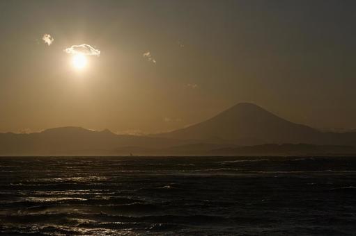夕暮れの湘南と富士と波間に見える烏帽子岩 夕暮れの湘南と富士と波間に見える烏帽子岩の写真
