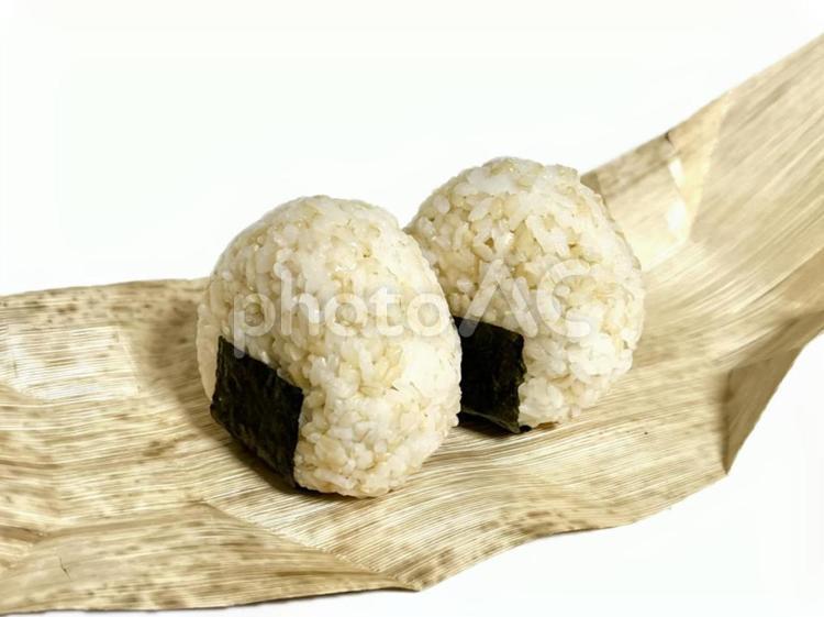 竹の皮に乗せた玄米入りおにぎり　切抜き おにぎり,おむすび,ご飯の写真素材