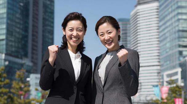 ガッツポーズをする二人の女性会社員3 ガッツポーズをする二人の女性会社員3の写真