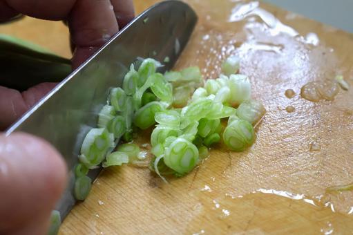 シニア女性がネギを刻む2 おふくろの味 シニア女性がネギを刻む2 おふくろの味 シニア,女性,ネギの写真素材