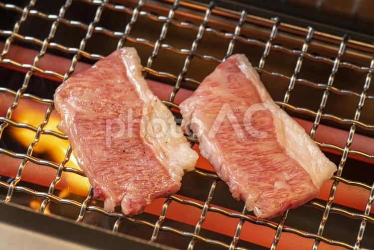 網の上で肉を焼く　焼肉 焼肉,牛肉,焼き肉の写真素材