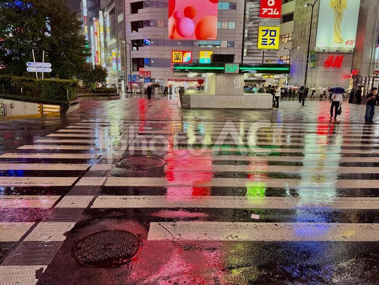 夜の池袋　ゲリラ豪雨に遭遇 雨,ゲリラ豪雨,キラキラの写真素材