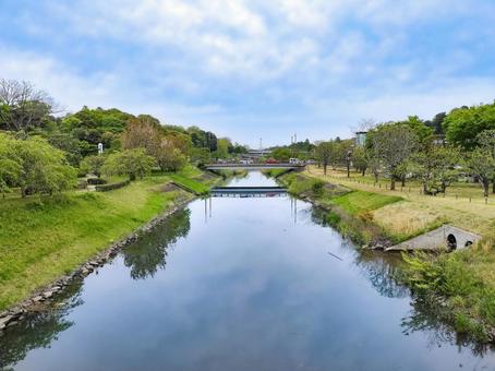 偕楽園公園の花追橋から眺める北側の沢渡川 偕楽園公園の花追橋から眺める北側の沢渡川 偕楽園公園,常磐公園,花追橋の写真素材
