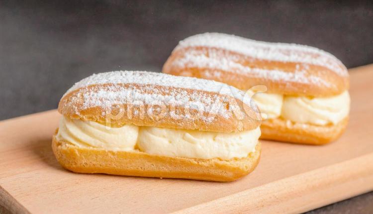 カスタードクリームの入ったシュークリーム シュークリーム,シュー,洋菓子の写真素材