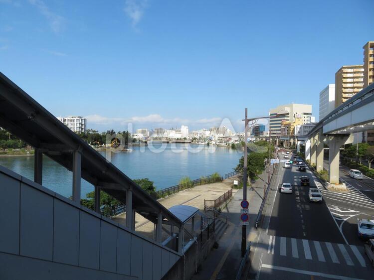 壷川駅（ゆいレール）から見下ろす那覇の街並み 壷川駅,ゆいレール,モノレールの写真素材