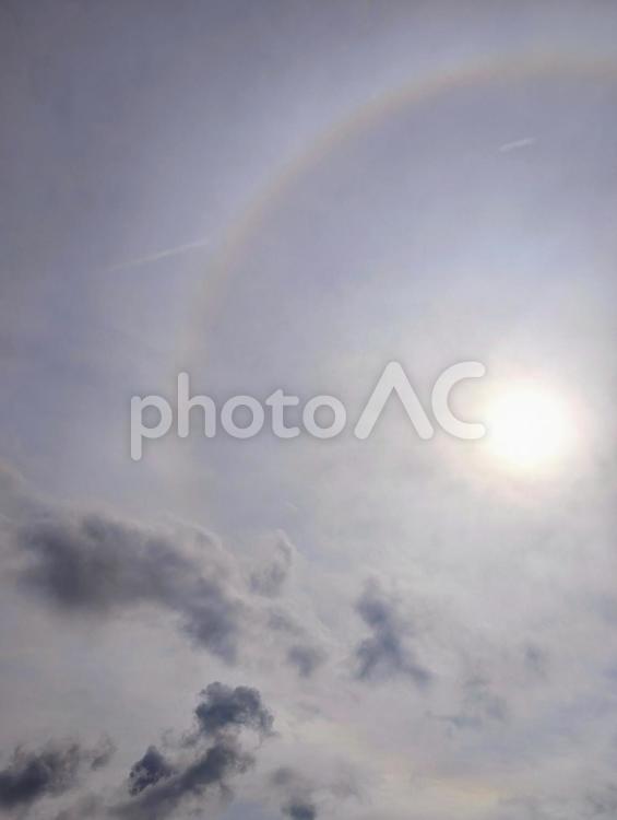 眩しく照りつける太陽と黒い雲 太陽,空,レンズフレアの写真素材