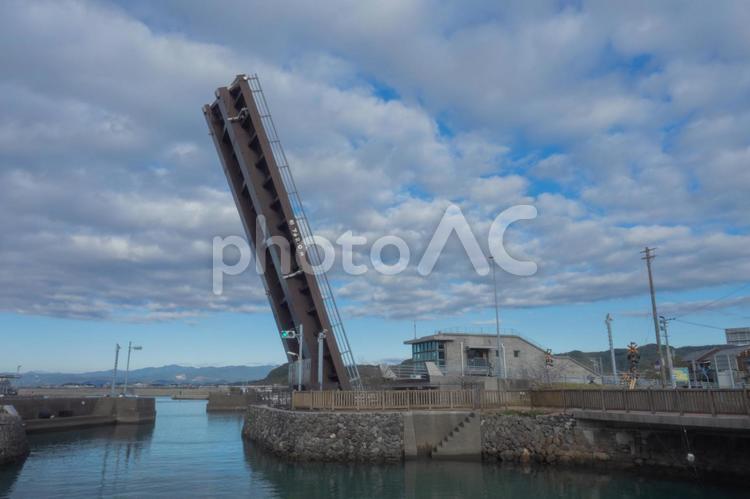 跳ね上がった手結港の可動橋 手結港可動橋,跳ね橋,橋の写真素材