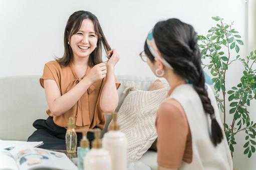 美容室・ヘアサロンで相談する客と美容師 美容室・ヘアサロンで相談する客と美容師 美容室,髪質,相談の写真素材