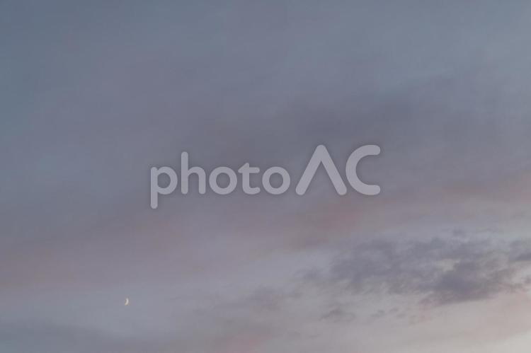 夕暮れの三日月 夕暮れの三日月,三日月,夕方の三日月の写真素材