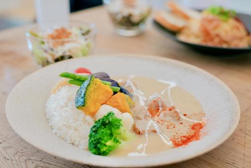鶏と野菜のホワイトカレー 鶏と野菜のホワイトカレーの写真