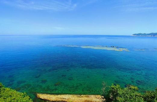 綺麗な山陰の青い海・日本海 綺麗な山陰の青い海・日本海の写真