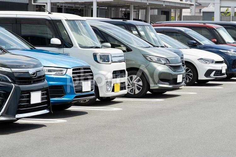 駐車場に並んだ乗用車 駐車場,自動車,駐車の写真素材