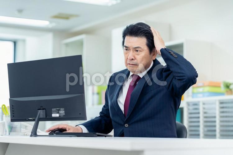 オフィスで悩むビジネスマン 悩む,ビジネスマン,ビジネスの写真素材