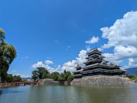 青い空と白い雲、国宝松本城天守とお濠 松本城,国宝,国宝五城の写真素材
