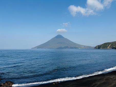 開聞岳と海岸線の写真