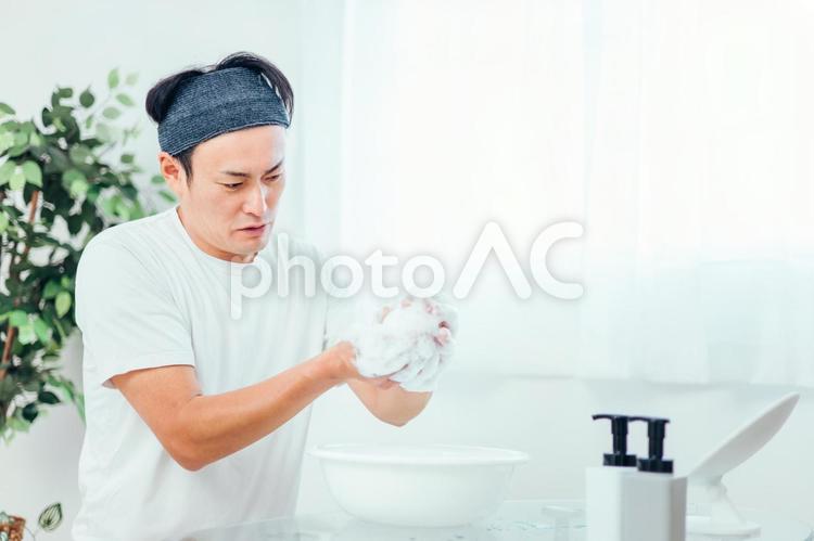 泡洗顔する男性（泡立て・洗顔料） 泡洗顔,洗顔,男性の写真素材