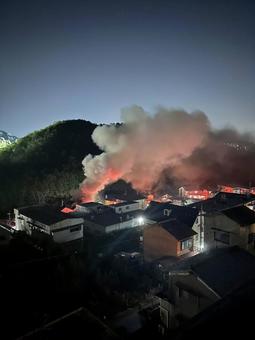 煙のある風景 山,夜,煙の写真素材