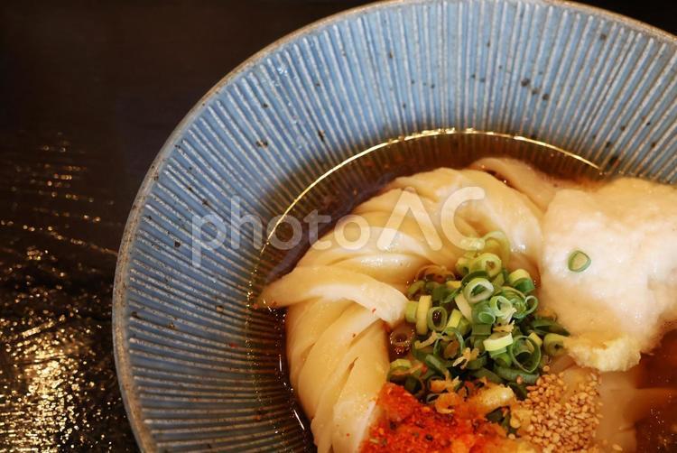 さぬきうどん店の平打ち麺の渦巻きぶっかけ ぶっかけ,うどん,渦巻きの写真素材