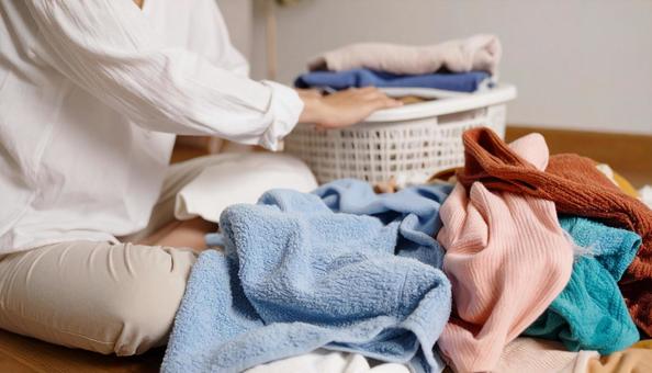 洗濯ものが散乱している女性の狭い部屋 洗濯ものが散乱している女性の狭い部屋の写真