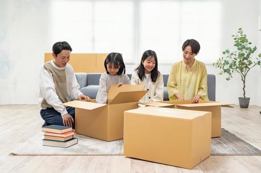 ダンボールに物を入れる家族 ダンボールに物を入れる家族 家族,引っ越し,引越しの写真素材