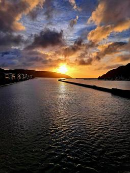 堤防の先に夕日 堤防の先に夕日 海,堤防,先の写真素材