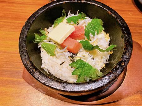 明太子しらす丼 明太子しらす丼 明太子しらす丼,バター,大葉の写真素材