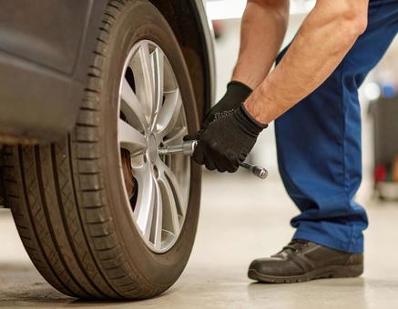 タイヤのボルトを締める整備士 タイヤのボルトを締める整備士の写真