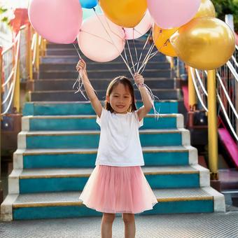 遊園地で風船を持つ子供_3 遊園地で風船を持つ子供_3の写真