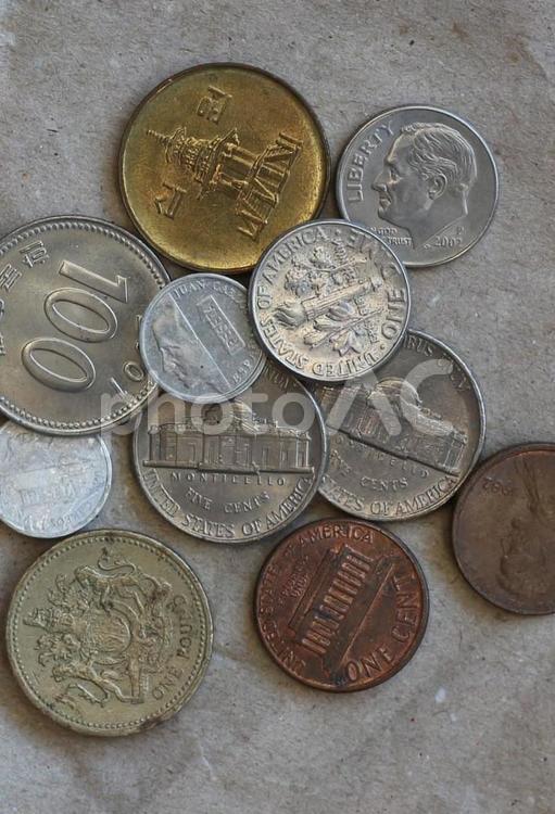 外国のコイン11個と模造紙背景－縦 硬貨,通貨,外貨の写真素材