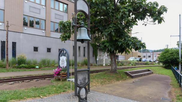 旧手宮線跡に残る鐘 旧手宮線跡に残る鐘の写真