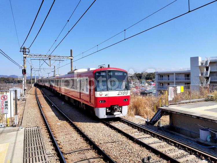 京浜急行久里浜線の三崎口駅から見る車両 京浜急行線三崎口駅,三崎口駅,三崎口の写真素材
