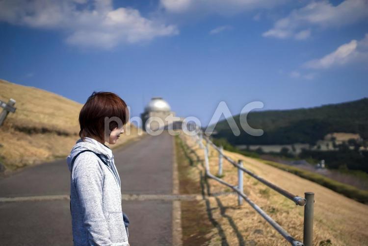 ＜素材＞家族旅行で高台から街を眺める女性 女性,人物,風景の写真素材