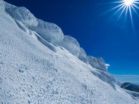 鉄山の雪庇 鉄山の雪庇 安達太良山,厳冬期,日本百名山の写真素材