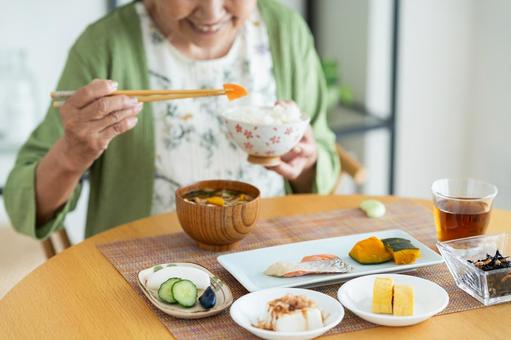 朝食を食べるシニアの女性 朝食を食べるシニアの女性 食事,シニア,漬け物の写真素材