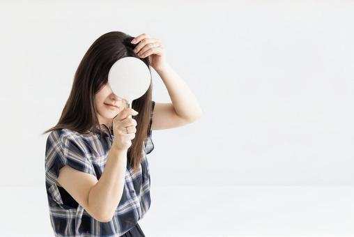 ダメージヘアを気にする女性 ダメージヘアを気にする女性 女性,白髪,ヘアケアの写真素材