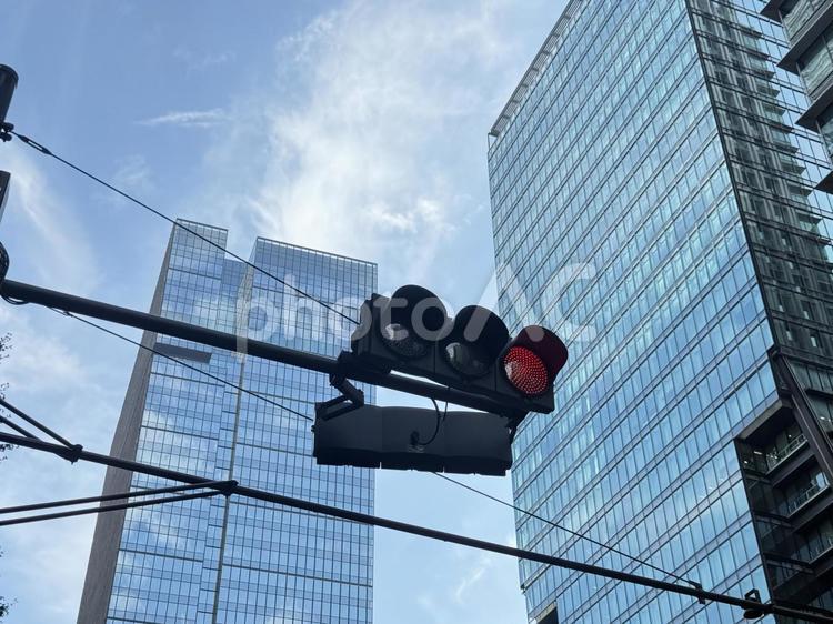 青空と信号機 信号機,空,ビルの写真素材