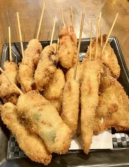 山盛りの串カツ盛り合わせ 山盛りの串カツ盛り合わせ 串カツ,揚げ物,食べ物の写真素材