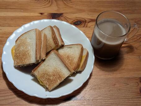 ホットサンドイッチとミルクコーヒー パン,サンドウィッチ,軽食の写真素材