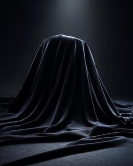 黒い布に包まれた展示台 黒い布に包まれた展示台の写真