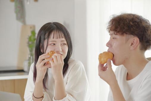 おやつの時間を楽しむ若いカップル おやつの時間を楽しむ若いカップル おやつ,間食,ティータイムの写真素材