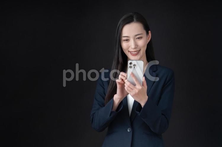 黒バックの若いビジネスウーマン ビジネス,女性,ビジネスウーマンの写真素材