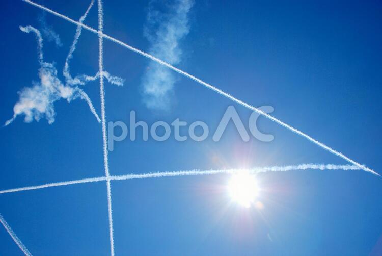 青空とひこうき雲の造形 青空,太陽,日光の写真素材