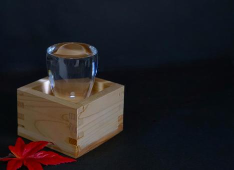 紅葉と日本酒②(右空き) 紅葉と日本酒②(右空き)の写真